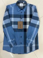 Camicia casual a quadri blu, moderna ed elegante, ideale per ogni occasione.