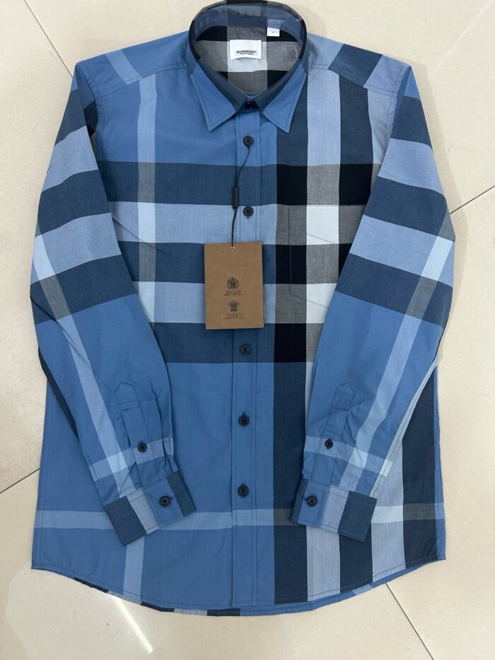 Camicia casual a quadri blu, moderna ed elegante, ideale per ogni occasione.