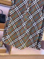 Blusa tartan marrone e blu elegante, stile versatile per ogni occasione raffinata.