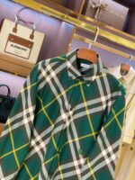 Camicia a quadri verde, bianco e giallo, elegante e alla moda, perfetta per look casual raffinati.