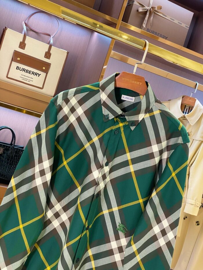 Camicia a quadri verde, bianco e giallo, elegante e alla moda, perfetta per look casual raffinati.