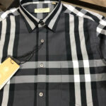 Camicia scozzese uomo grigia e nera, elegante e versatile, con taglio moderno e dettagli curati.