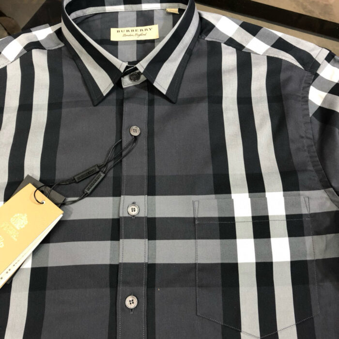 Camicia scozzese uomo grigia e nera, elegante e versatile, con taglio moderno e dettagli curati.