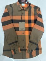 Camicia a quadri elegante in tonalità marrone, arancione e nero, perfetta per ogni occasione casual.