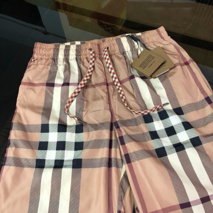Shorts donna casual in tartan con elastico e stringa rossa, stile estivo e confortevole.