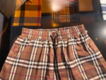 Shorts plaid Burberry casual eleganti con vita elasticizzata e dettagli raffinati.