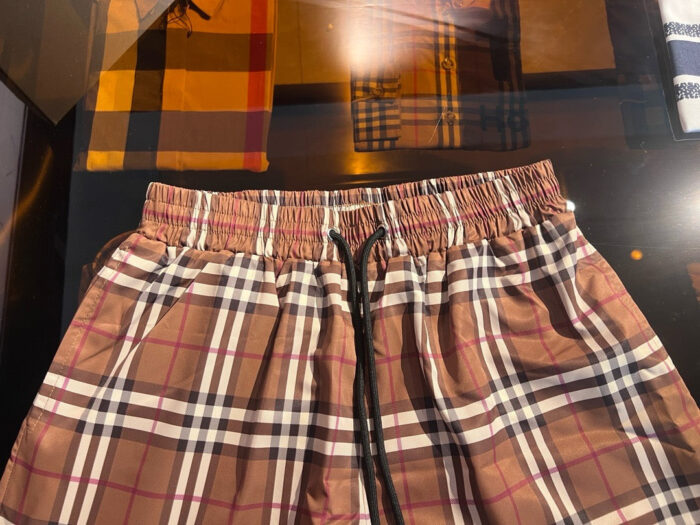 Shorts plaid Burberry casual eleganti con vita elasticizzata e dettagli raffinati.