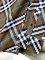 Camicia a quadri marrone, dettagli eleganti e tessuto morbido in stile smart casual.