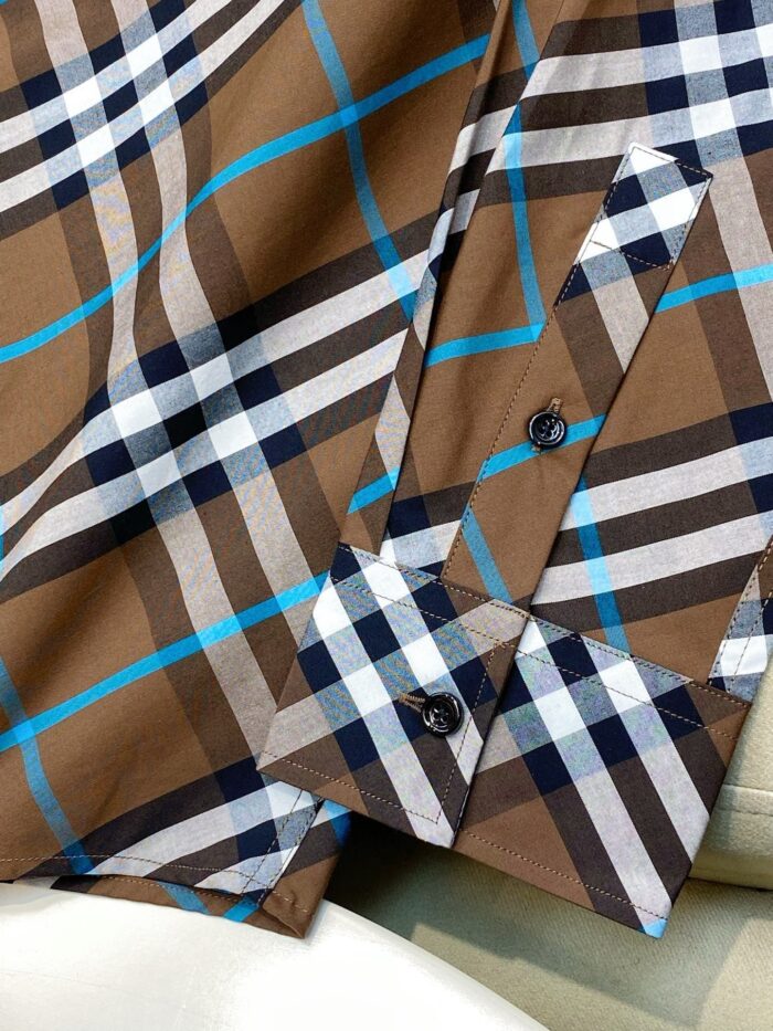 Camicia a quadri marrone, dettagli eleganti e tessuto morbido in stile smart casual.