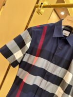 Camicia a quadri navy, azzurro e rosso, elegante e versatile, perfetta per look casual chic.