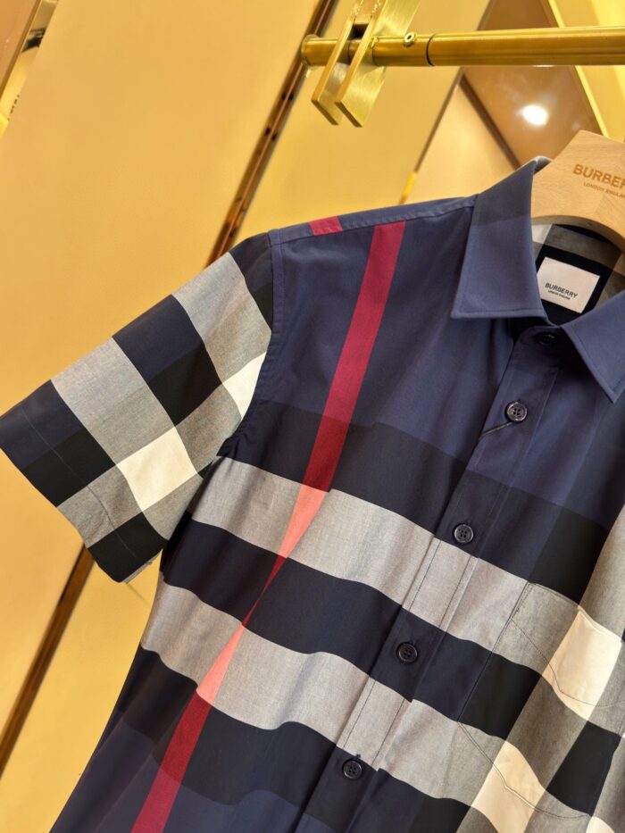 Camicia a quadri navy, azzurro e rosso, elegante e versatile, perfetta per look casual chic.