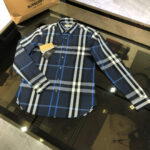 Camicia Burberry a quadri blu in cotone di alta qualità, stile sofisticato e casual raffinato.