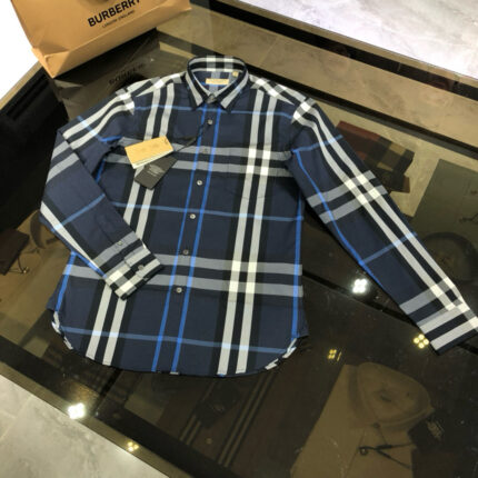 Camicia Burberry a quadri blu in cotone di alta qualità, stile sofisticato e casual raffinato.