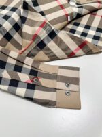 Camicia uomo a quadri in cotone, maniche eleganti con bottoni metallici.
