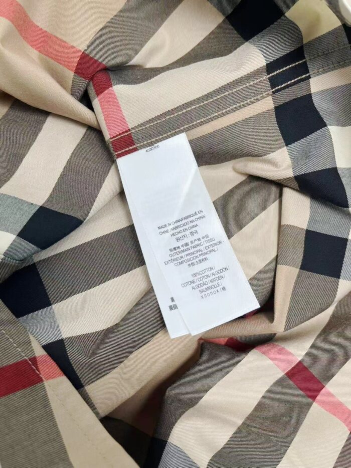 Tessuto a quadri elegante con etichetta di cura, stile classico e alta qualità.