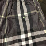 Gonna shorts casual in tessuto a quadri, vita elastica e tasca funzionale in contrasto.