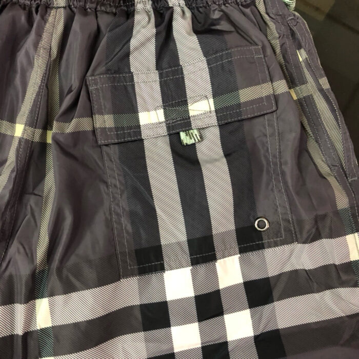 Gonna shorts casual in tessuto a quadri, vita elastica e tasca funzionale in contrasto.