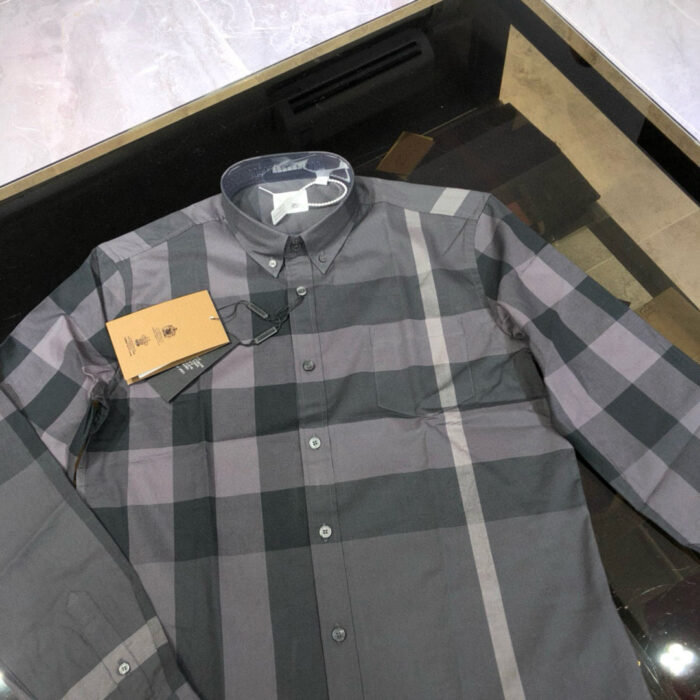 Camicia a quadri grigia slim fit con colletto botton-down, elegante e versatile per ogni occasione.