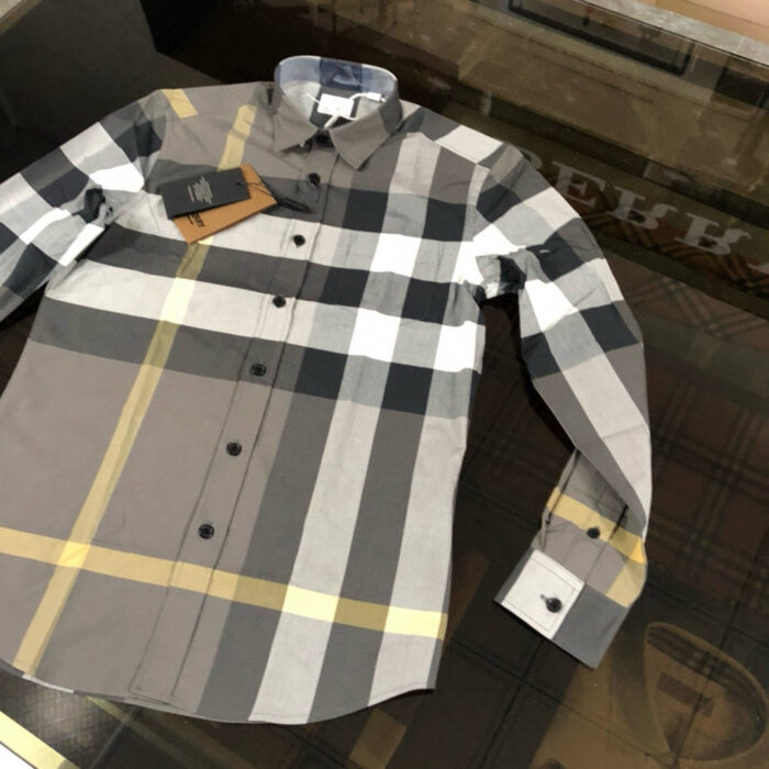 Camicia quadrettata grigia in cotone con colletto botton-down e dettagli contrasto elegante.