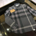Camicia a quadri grigia elegante, versatile, perfetta per ogni occasione, con dettagli raffinati.