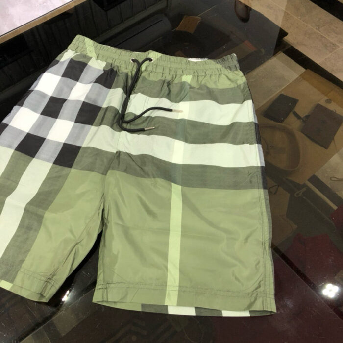 Costume da bagno verde con checkered e righe, stile estivo e moda mare elegante.