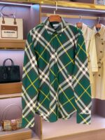 Camicia a quadri verde elegante, perfetta per ogni occasione di moda e stile.