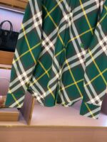 Camicia a quadri verde casual e sofisticata, maniche lunghe con dettagli trendy.