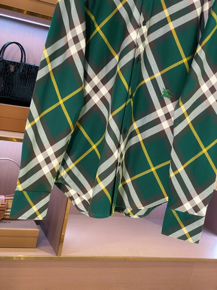 Camicia a quadri verde casual e sofisticata, maniche lunghe con dettagli trendy.
