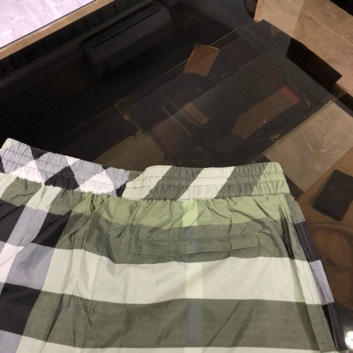 Pantaloncini estivi in tessuto leggero con motivo a righe e vita elastica.