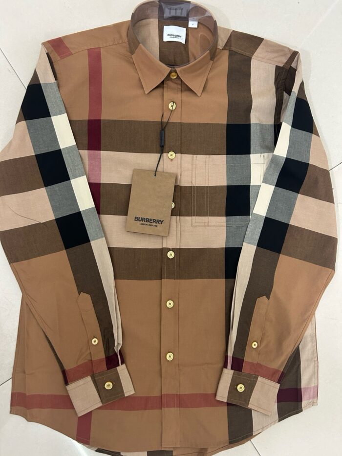 Camicia a quadri in toni terra, maniche lunghe, bottoni dorati e colletto strutturato.