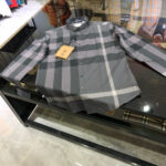 Camicia casual da uomo a quadri in tessuto leggero, ideale per look moderni e confortevoli.