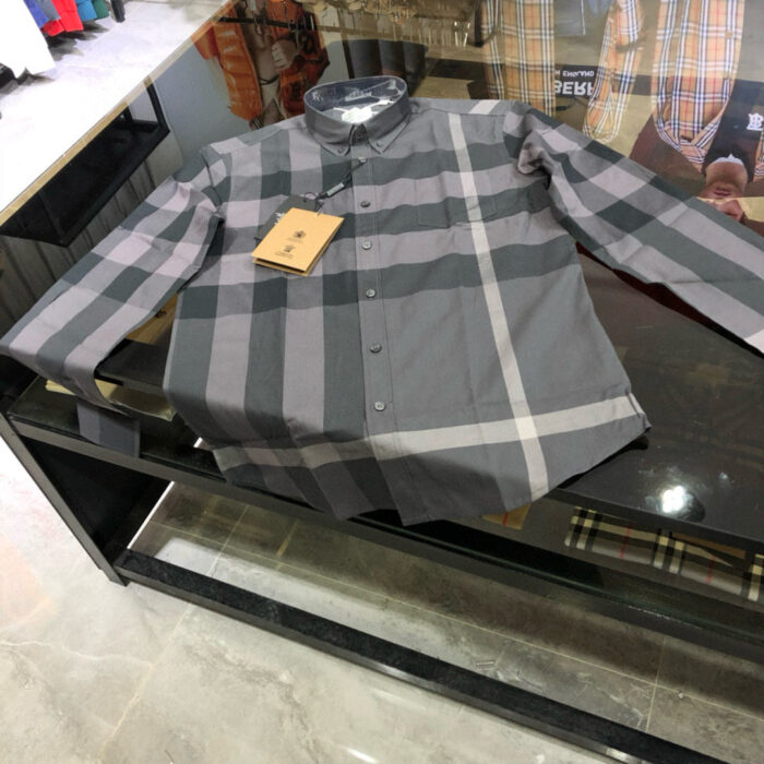 Camicia casual da uomo a quadri in tessuto leggero, ideale per look moderni e confortevoli.