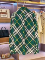 Camicia scozzese verde di lusso con tartan, in vetrina retail italiana.
