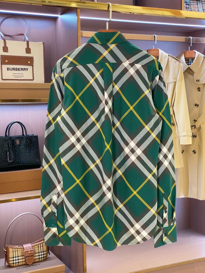 Camicia scozzese verde di lusso con tartan, in vetrina retail italiana.