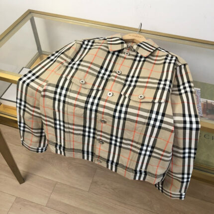 Camicia plaid di lusso oversize su tavolo in vetro, stile elegante e raffinato.