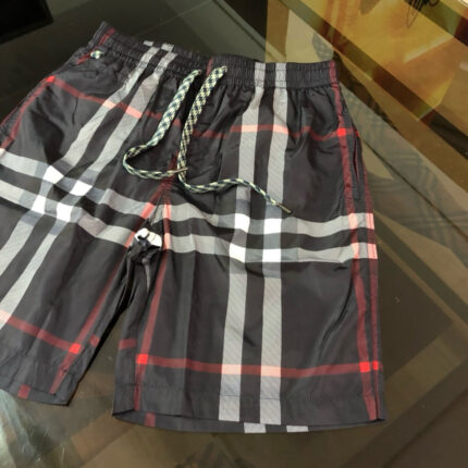 Shorts da spiaggia con quadri rossi, neri e bianchi, elastico e tasche per l’estate.