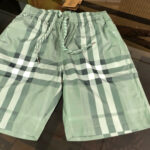 Costumi da bagno verde menta a quadri, elastico e coulisse per estate e piscina.