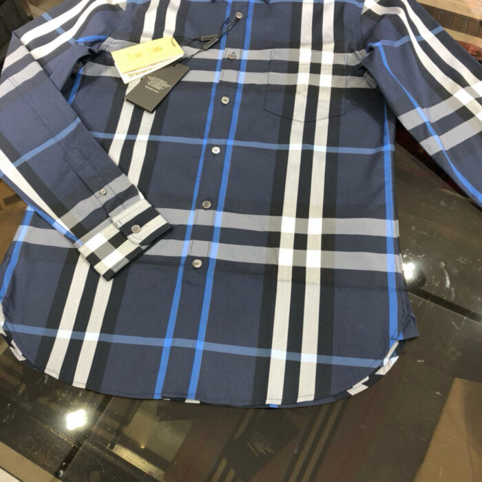 Camicia uomo a quadri navy blu in cotone, stile casual e semi-formale elegante.
