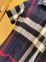 Camicia a quadri navy, grigia, bianca e rossa, stile casual elegante, maniche corte, bottoni.