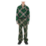 Completo casual in tartan verde, con cintura nera e scarpe nere eleganti.