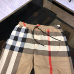 Shorts casual in tessuto plaid beige e marrone, con cordino nero e stile classico e versatile.
