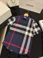 Camicia estiva a quadri con dettagli rossi, stile di lusso in ambiente fashion di alta gamma.