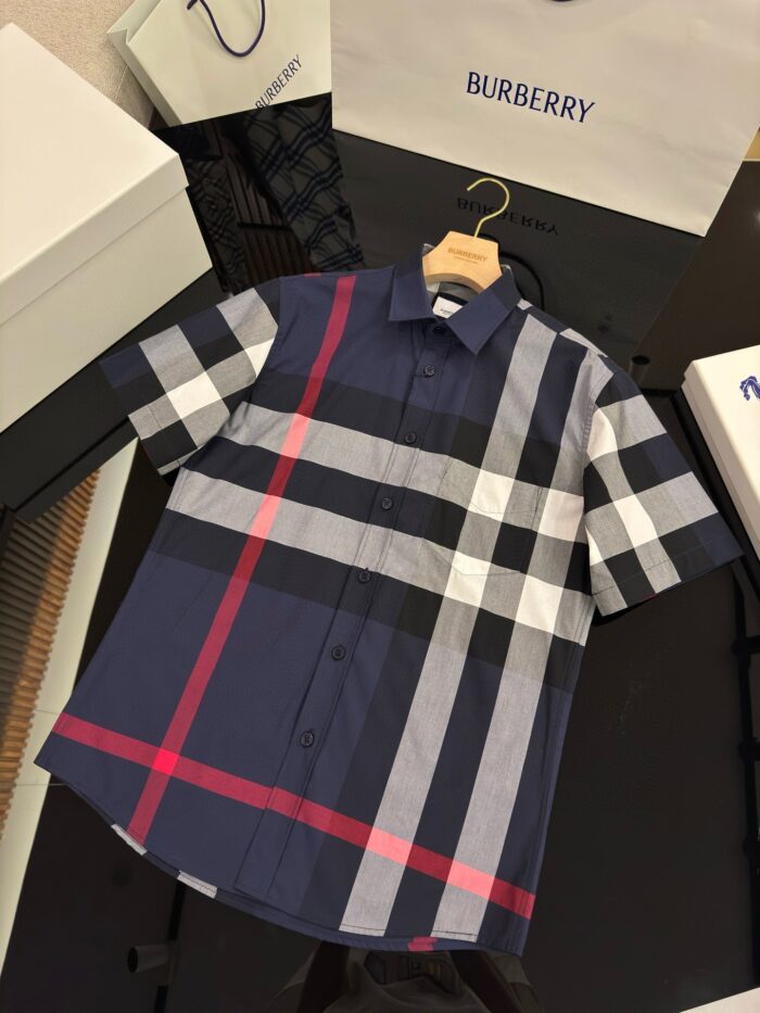 Camicia estiva a quadri con dettagli rossi, stile di lusso in ambiente fashion di alta gamma.