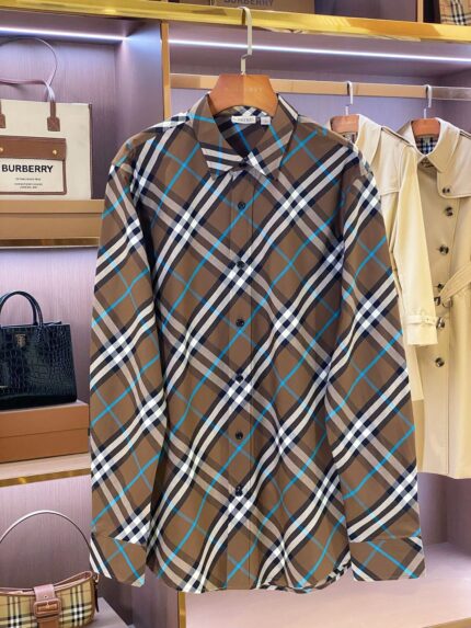 Camicia a quadri marrone e blu, stile moderno, perfetta per abbigliamento casual e elegante.