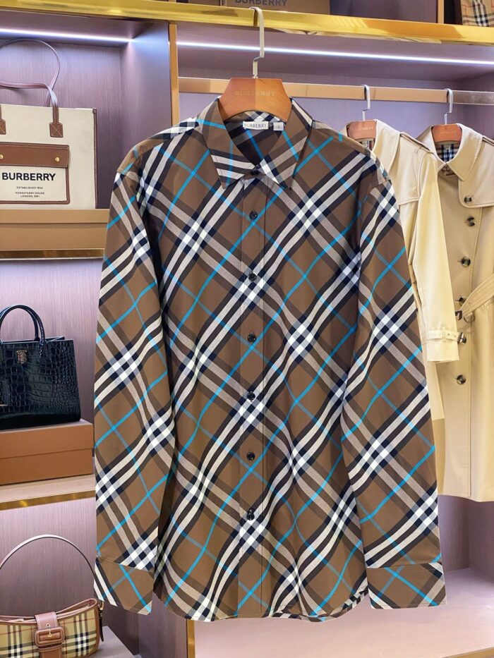 Camicia a quadri marrone e blu, stile moderno, perfetta per abbigliamento casual e elegante.