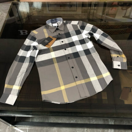 Camicia plaid moderna grigia, bianca e gialla, con maniche lunghe e bottoni.