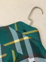 Camicia casual a quadri con bottoni nere, allinaggio di metallo e tessuto leggero e stiloso.