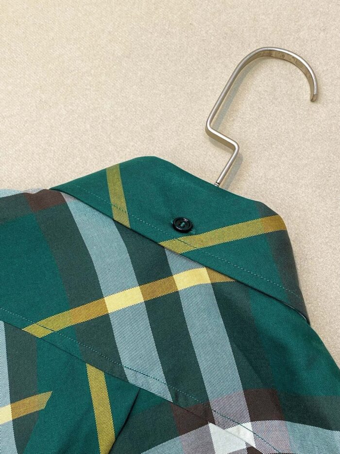 Camicia casual a quadri con bottoni nere, allinaggio di metallo e tessuto leggero e stiloso.