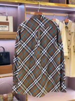 Camicia plaid marrone con dettagli blu, stile moderno e raffinato, perfetta per look casual e elegante.