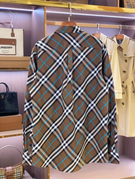 Camicia plaid marrone con dettagli blu, stile moderno e raffinato, perfetta per look casual e elegante.